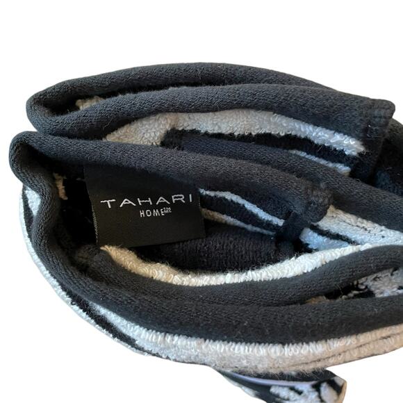 Tahari Christmas SNOWFLAKE Hand Towels 18x28 Coton Black & White Set of 2 New - Picture 8 of 10